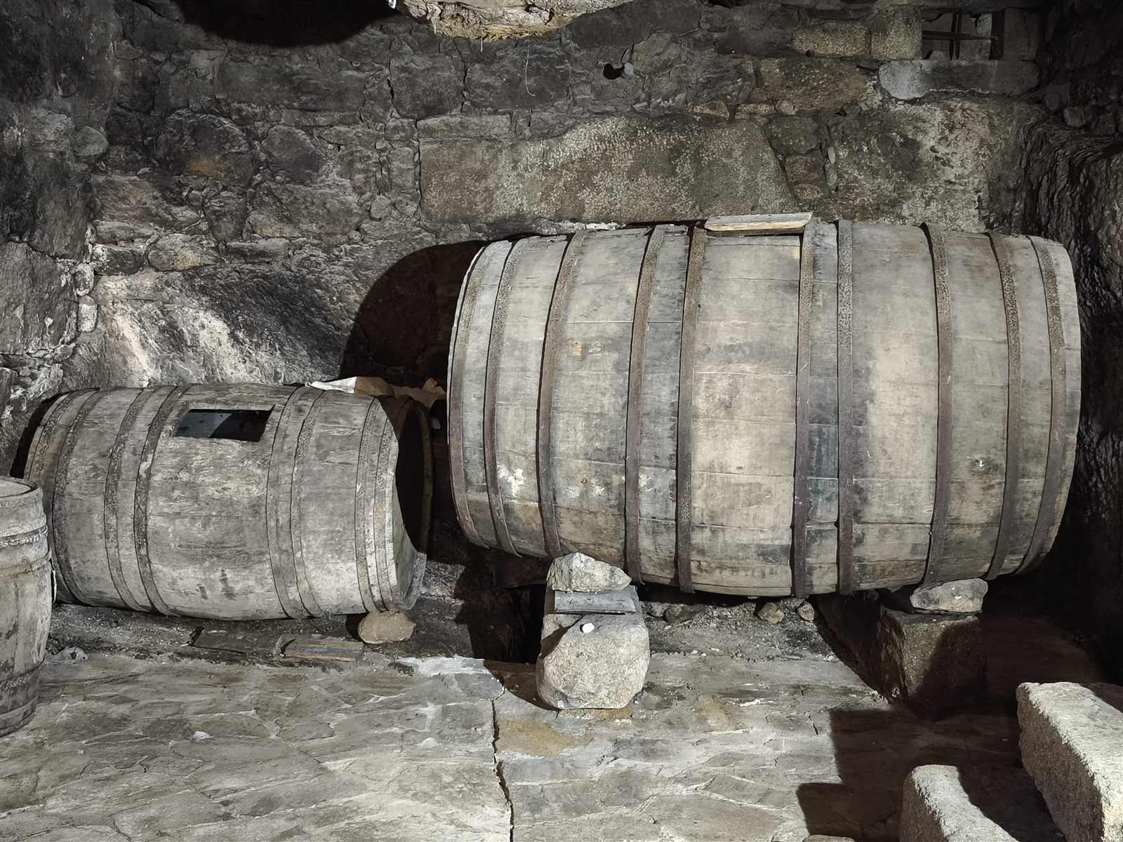 Grandes cubas de madera centenarias sobre piedra