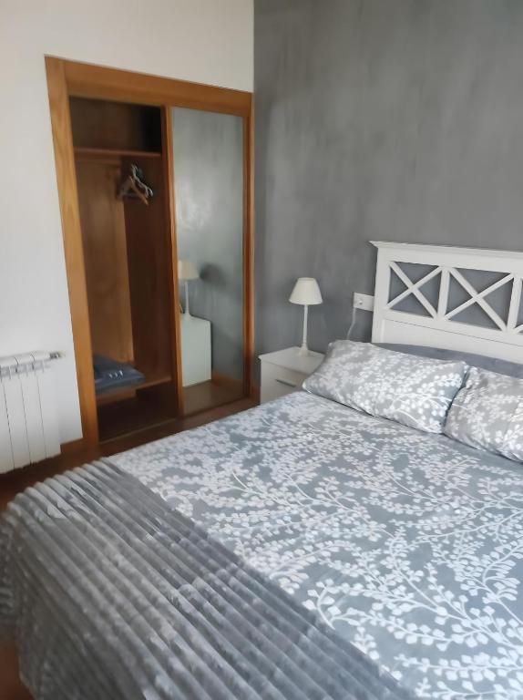 Dormitorio con cama de matrimonio