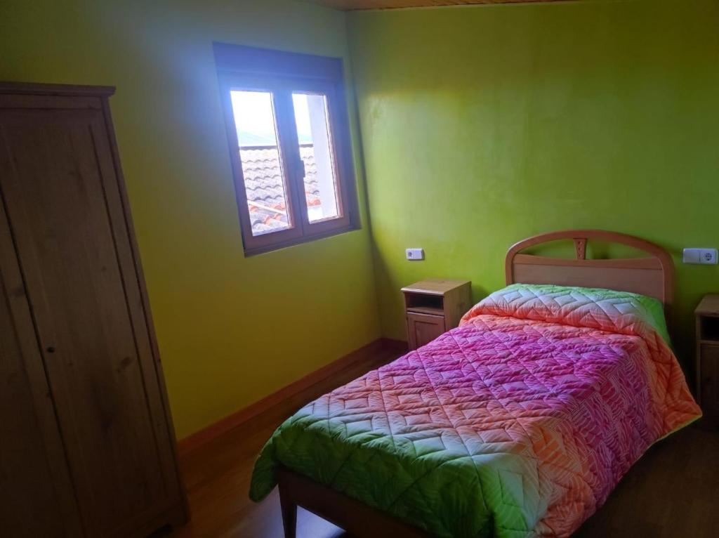 Dormitorio con vistas al pueblo